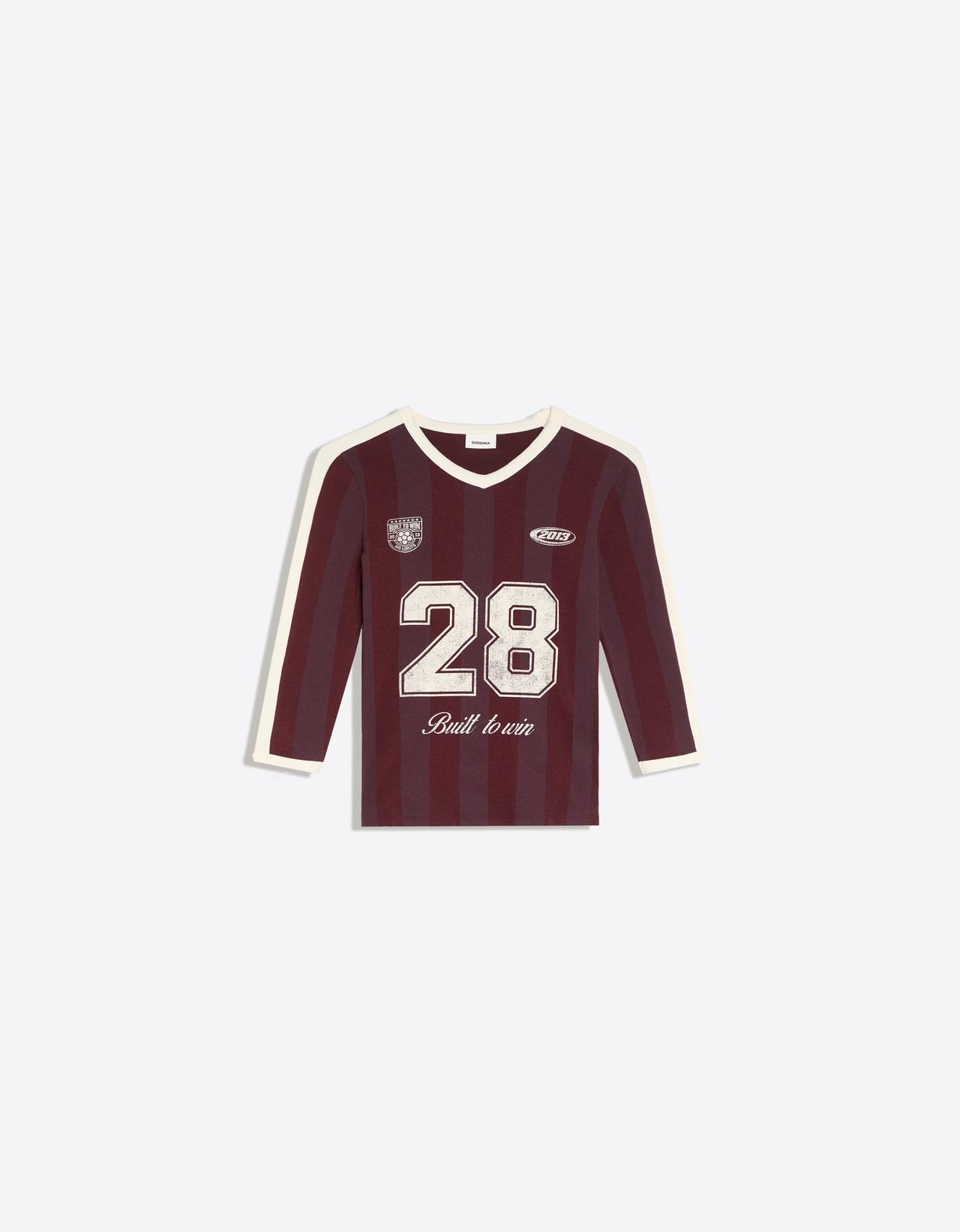 Mid-sleeved printed V-neck T-shirt — Burgundy