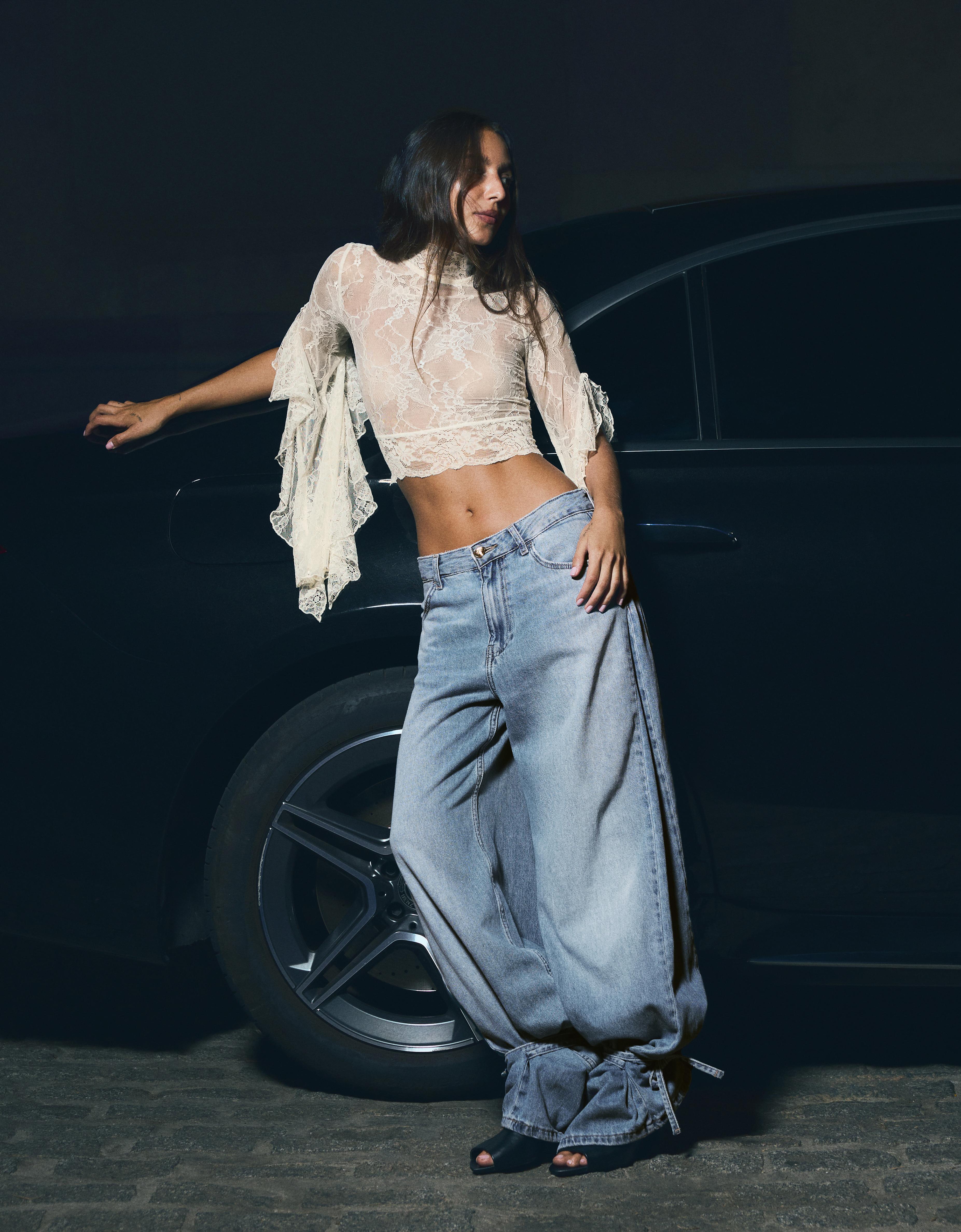 Bershka Jeansy O Kroju Barrel Z Wysokim Stanem I Kokardami Kobieta 34 Wyblakły Niebieski