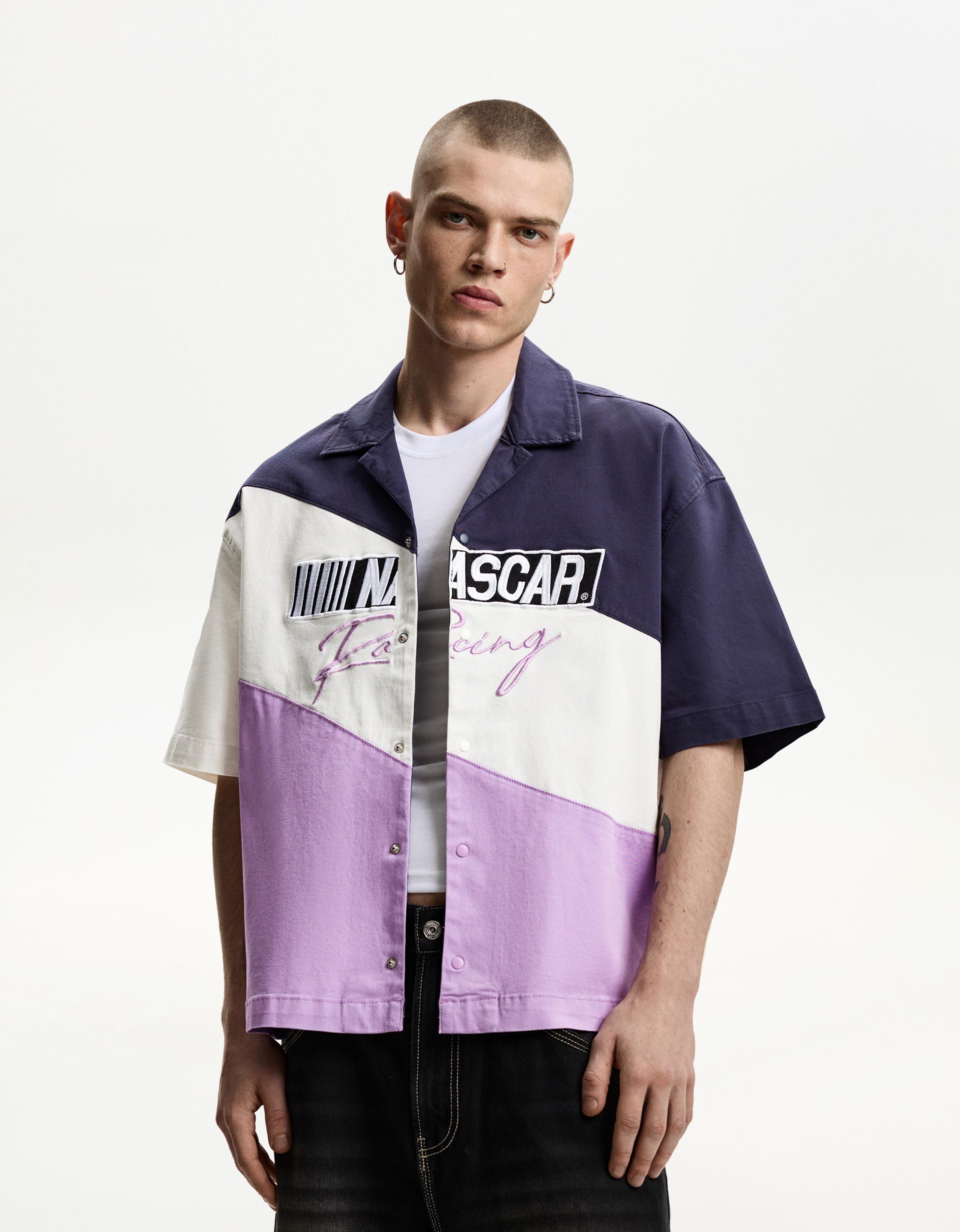 Bershka Boxy-Fit-Hemd Nascar Mit Kurzen Ärmeln Und Print Herren L Violett