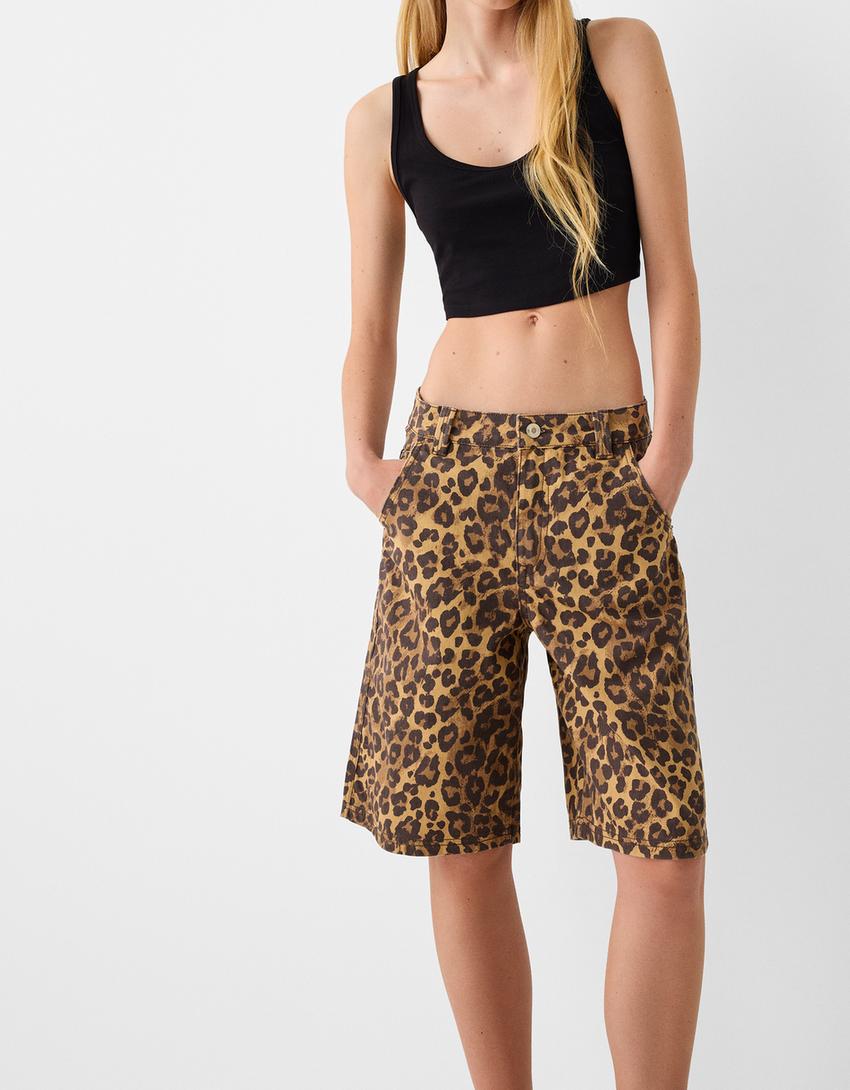 מכנסי ברמודה מבד טוויל עם הדפס חיה-קאמל-3