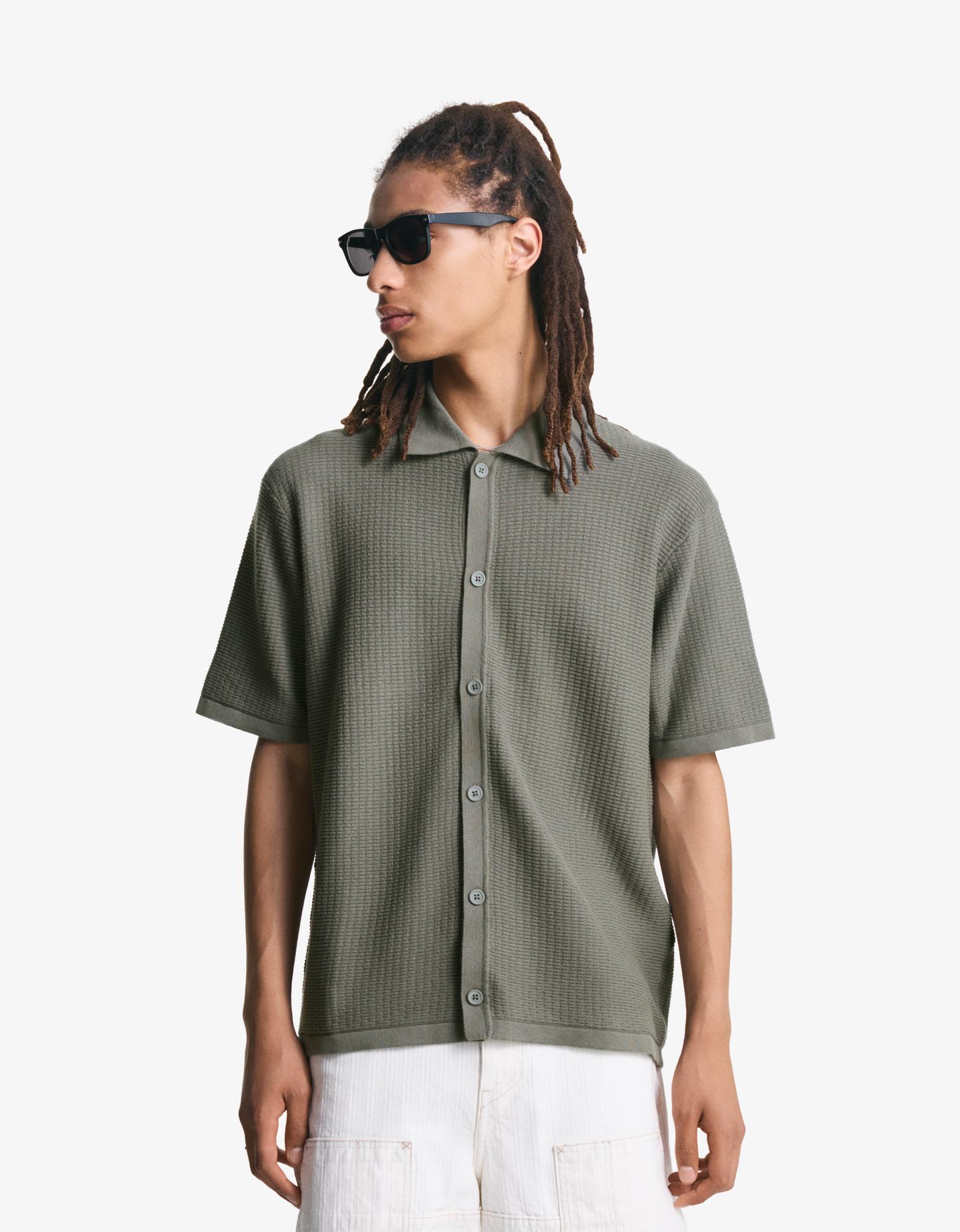 Bershka koszula strukturalna z krótkim rękawem khaki