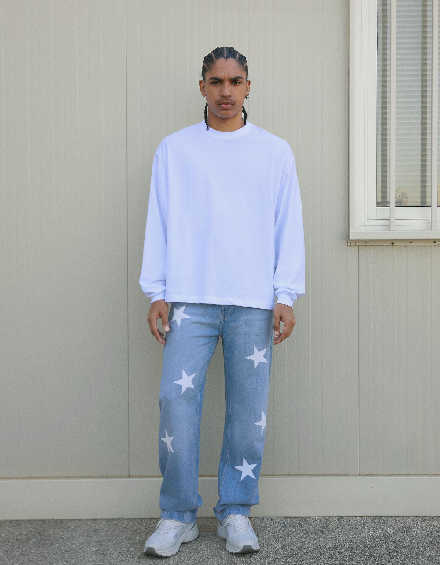 Bershka jeansy o kroju straight z nadrukiem wyblakły niebieski
