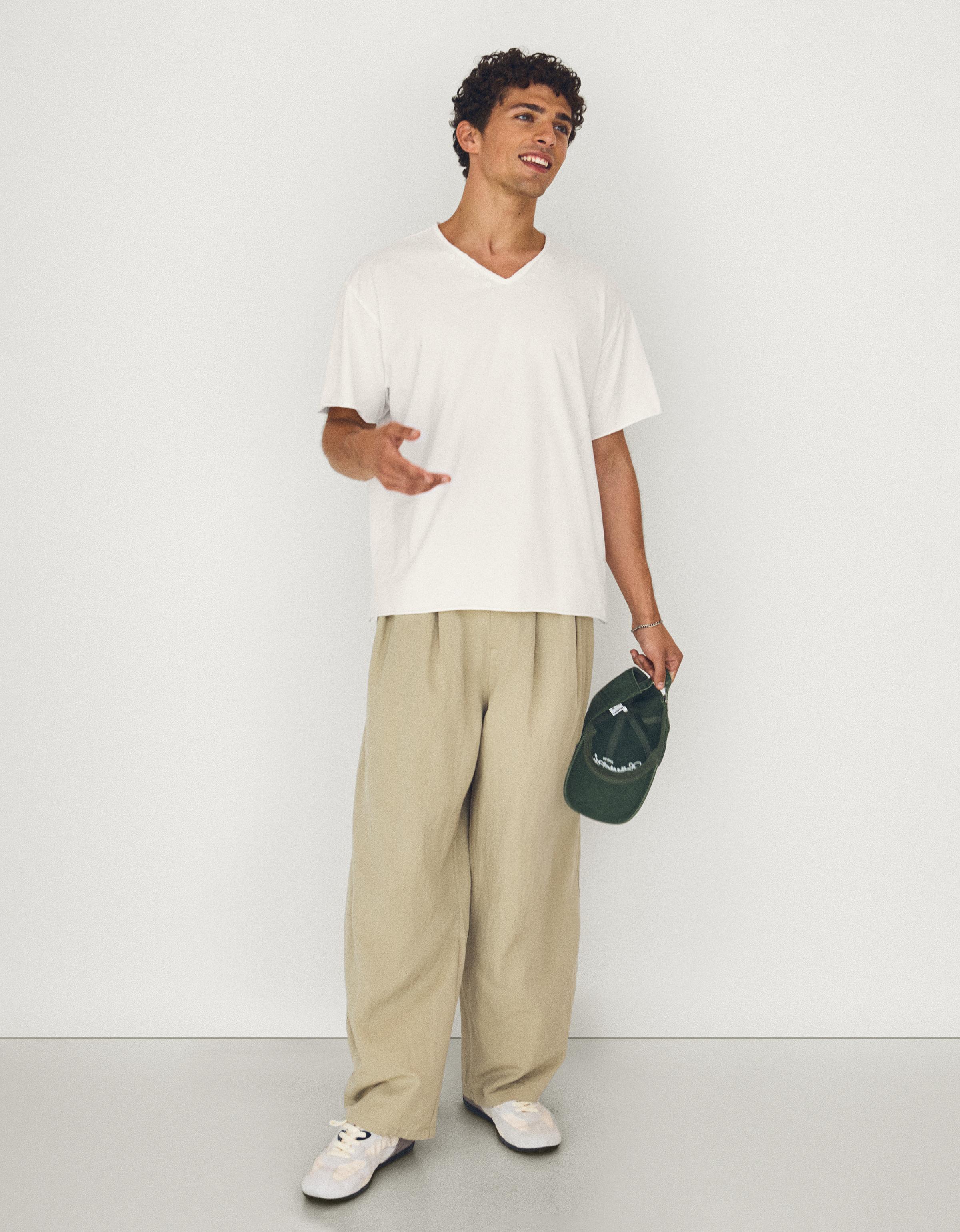 Short-sleeved V-neck T-shirt — White