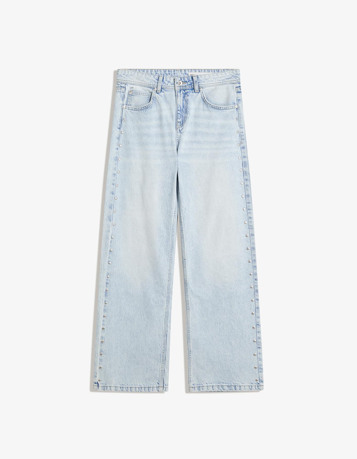 Bershka jeansy o kroju baggy z ćwiekami i gwiazdami jasnoniebieski