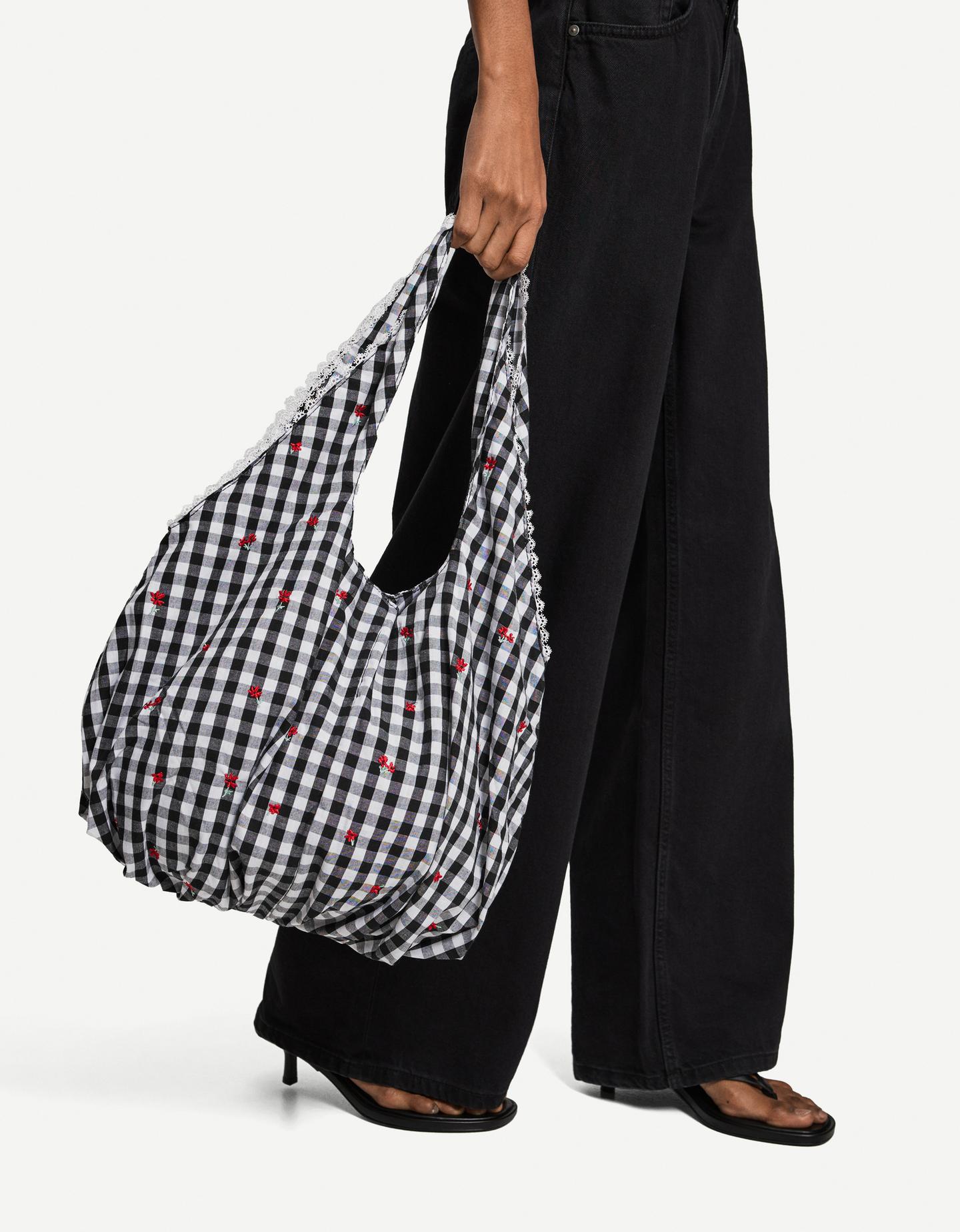 Bershka torba w kratkę vichy z haftem w kwiaty czarny