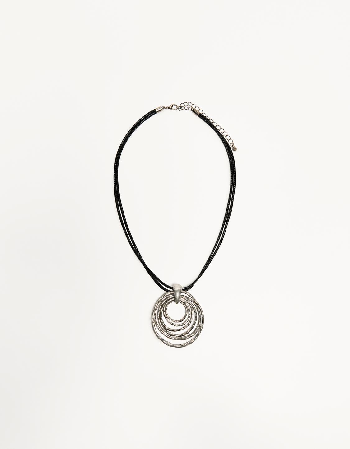 Cord necklace with pendant