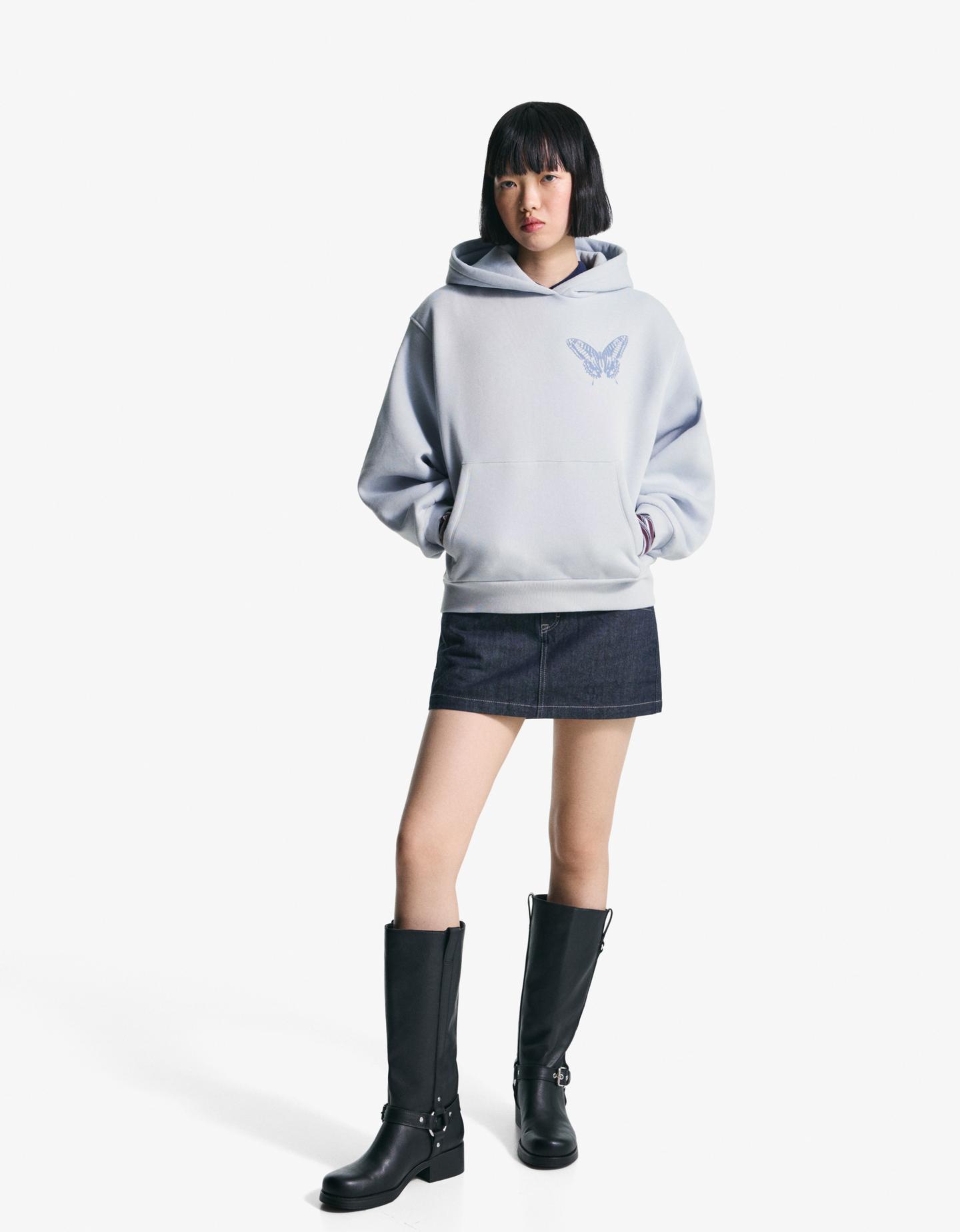 Bershka bluza z kapturem i nadrukiem jasnoniebieski