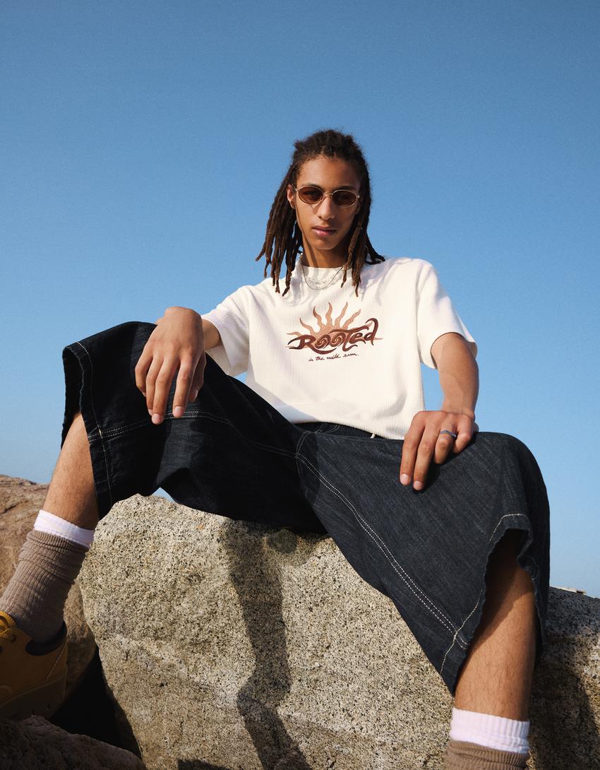 تيشرت مطرز بملمس بارز وأكمام قصيرة-أبيض مطفي