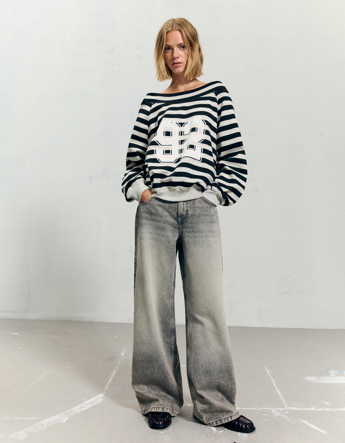 Bershka sweter z dekoltem w łódkę z nadrukiem szary