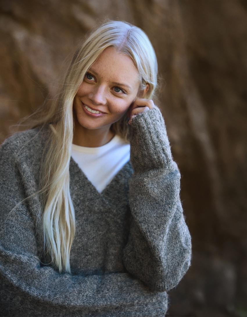 سويتر فضفاض برقبة على شكل V-رمادي داكن