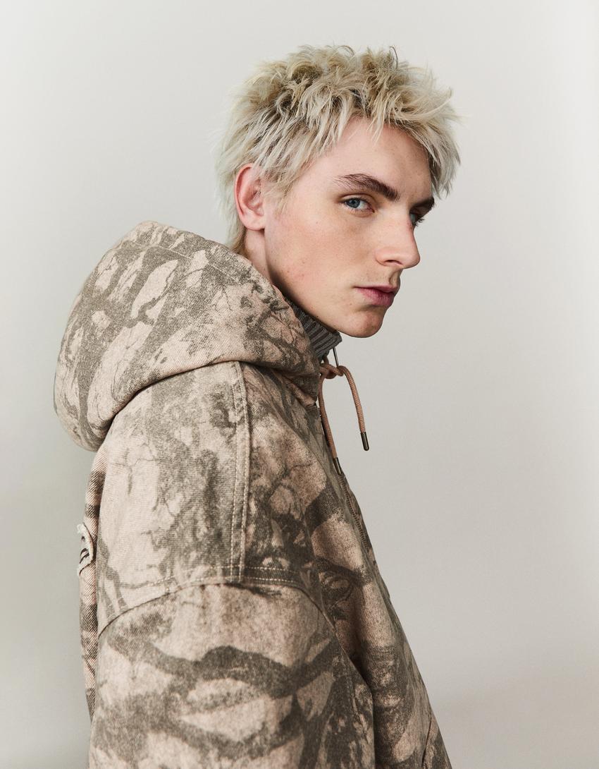 Cazadora con capucha estampada-Marrón