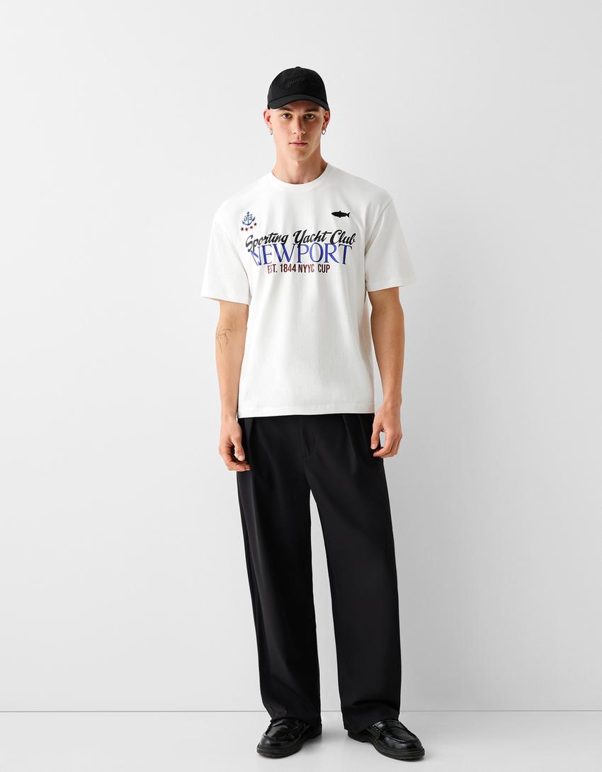 تيشرت بقصّة مربعة وأكمام قصيرة وطبعة-أبيض-3