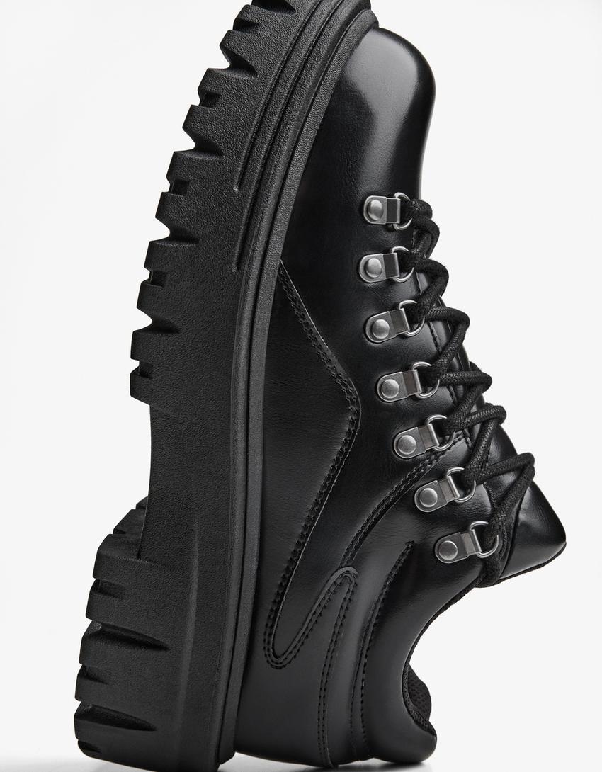 Sapato com detalhes metálicos-Preto