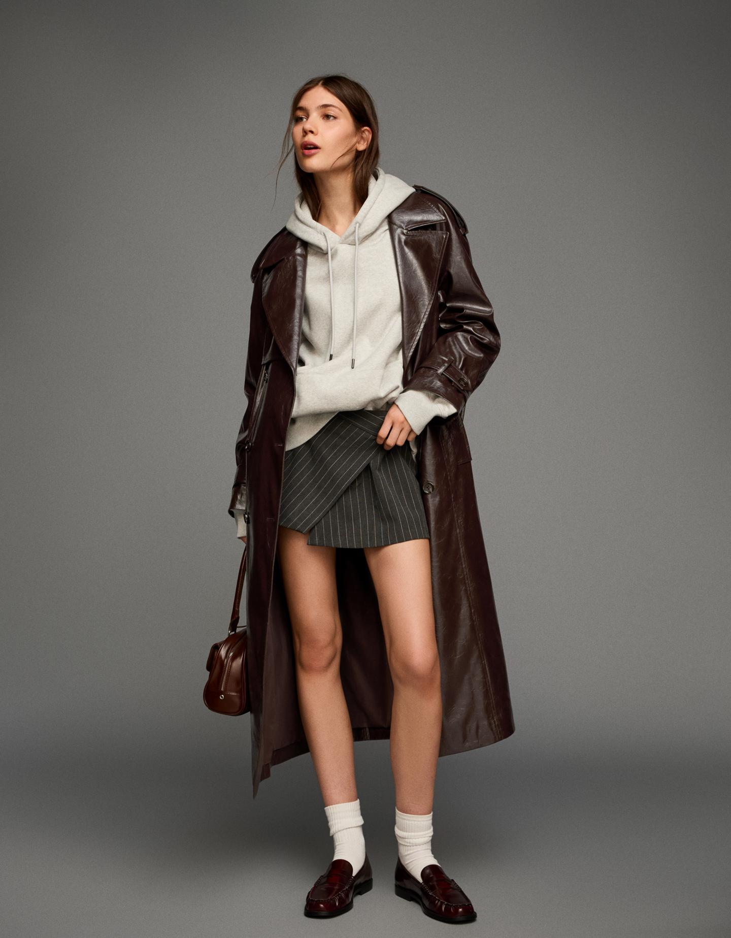 Bershka trencz oversize ze sztucznej skóry brązowy