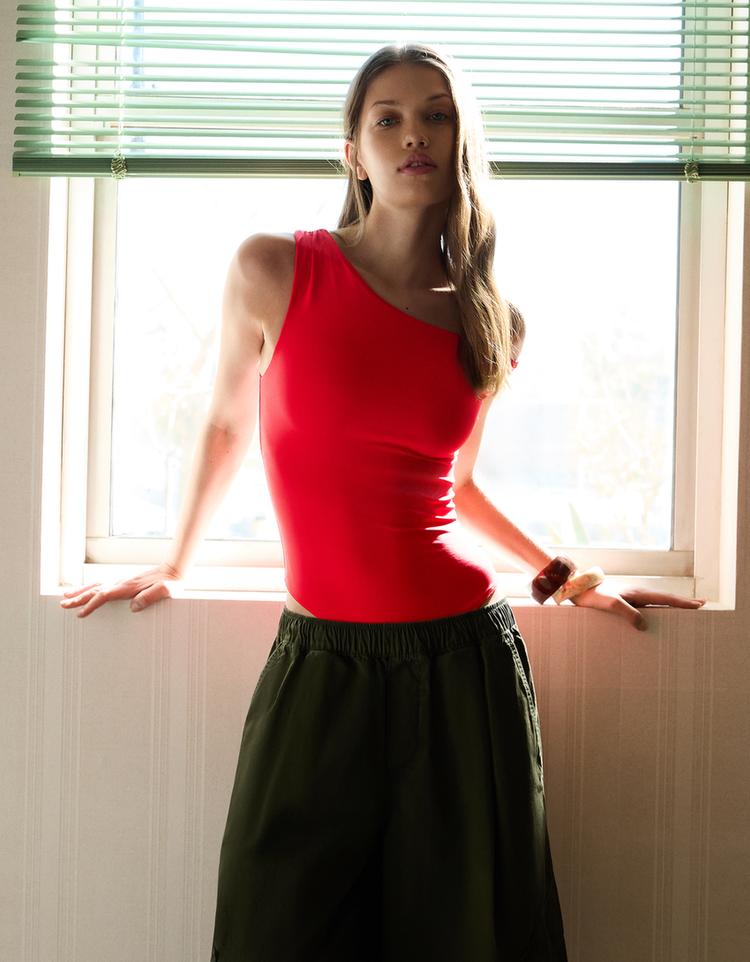 Asimetrik büzgülü askılı body