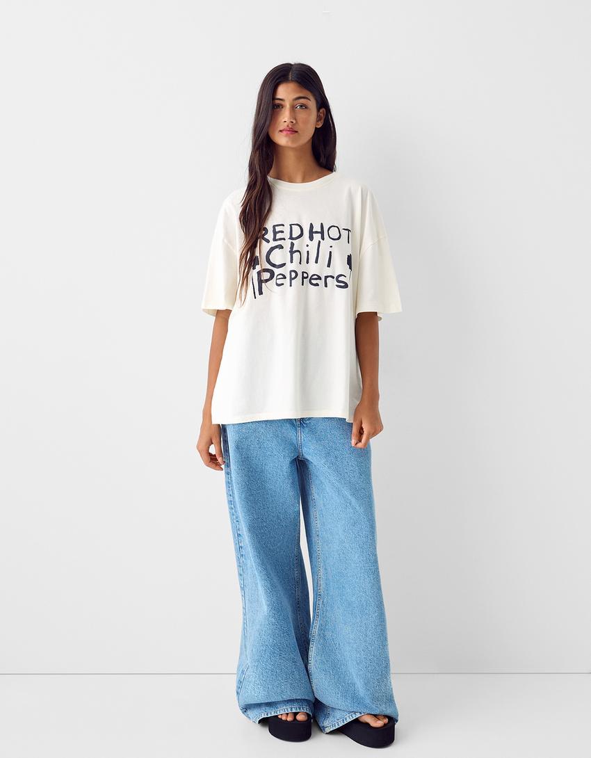 تيشرت بشعار ريد هوت تشيلي بيبرز وأكمام قصيرة-كريمي-3