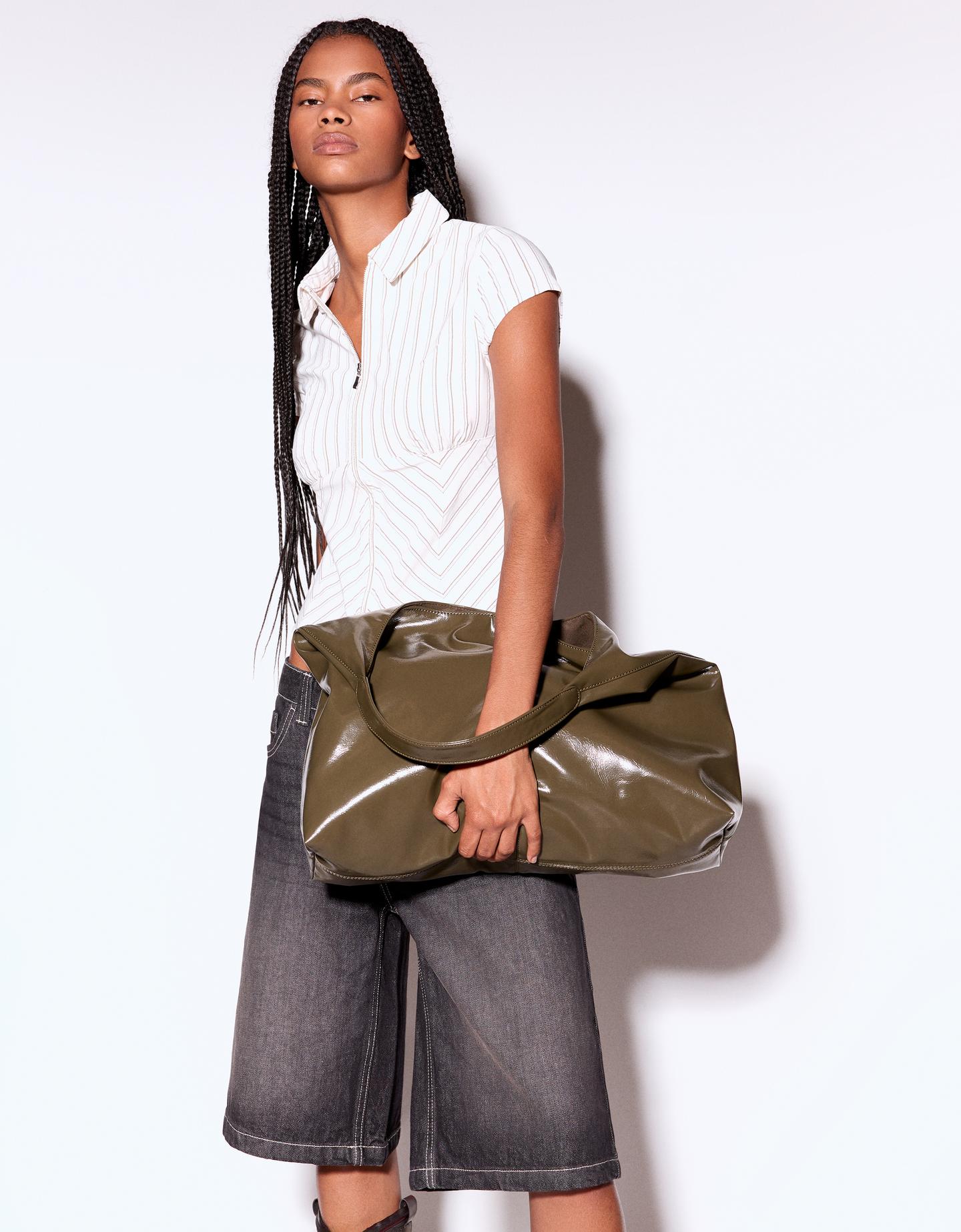 Bershka torebka z efektem lakieru khaki