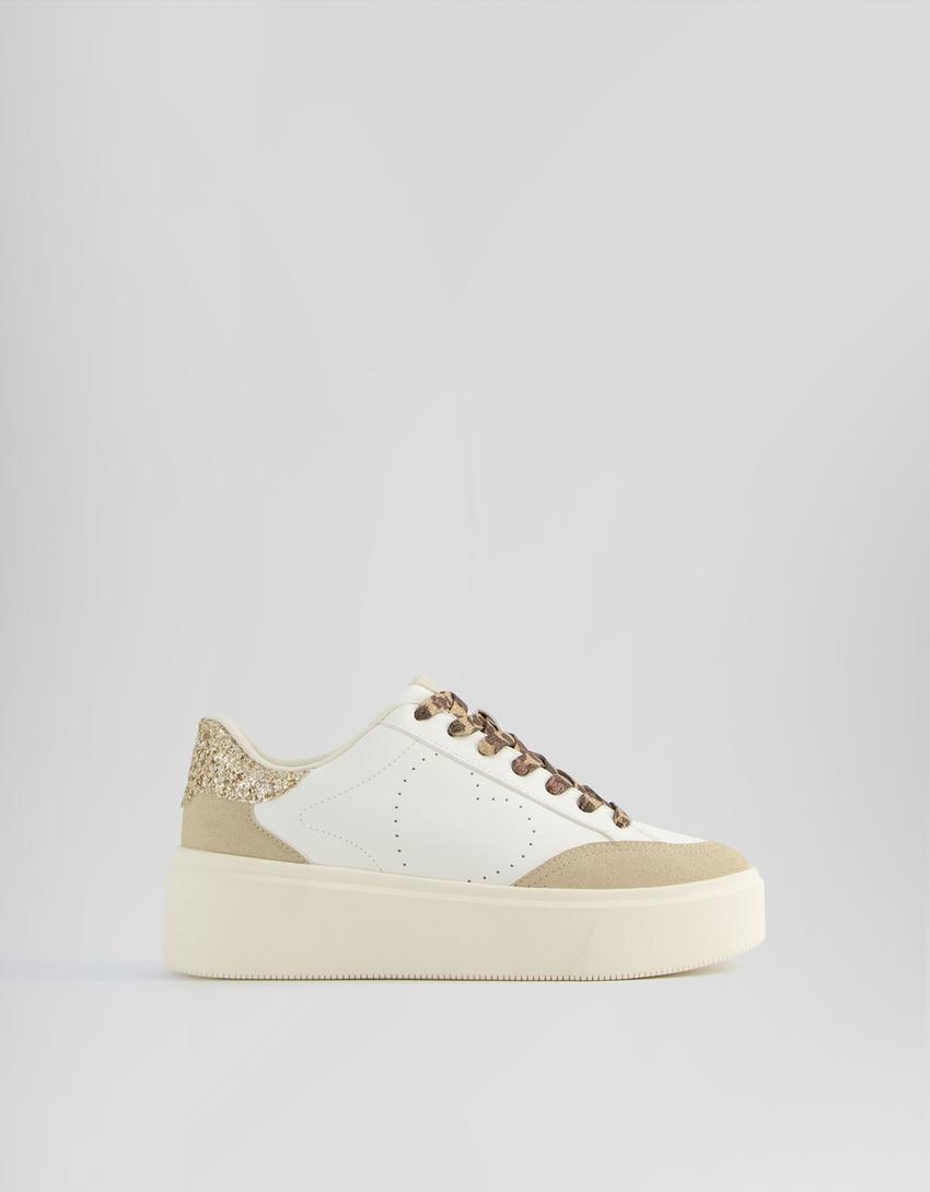 حذاء رياضي بطبعة حيوانية وتفصيل غليتر-أبيض