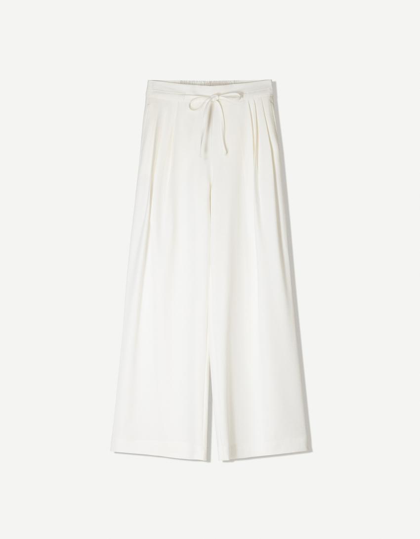 Flowing wide-leg pants with pleats