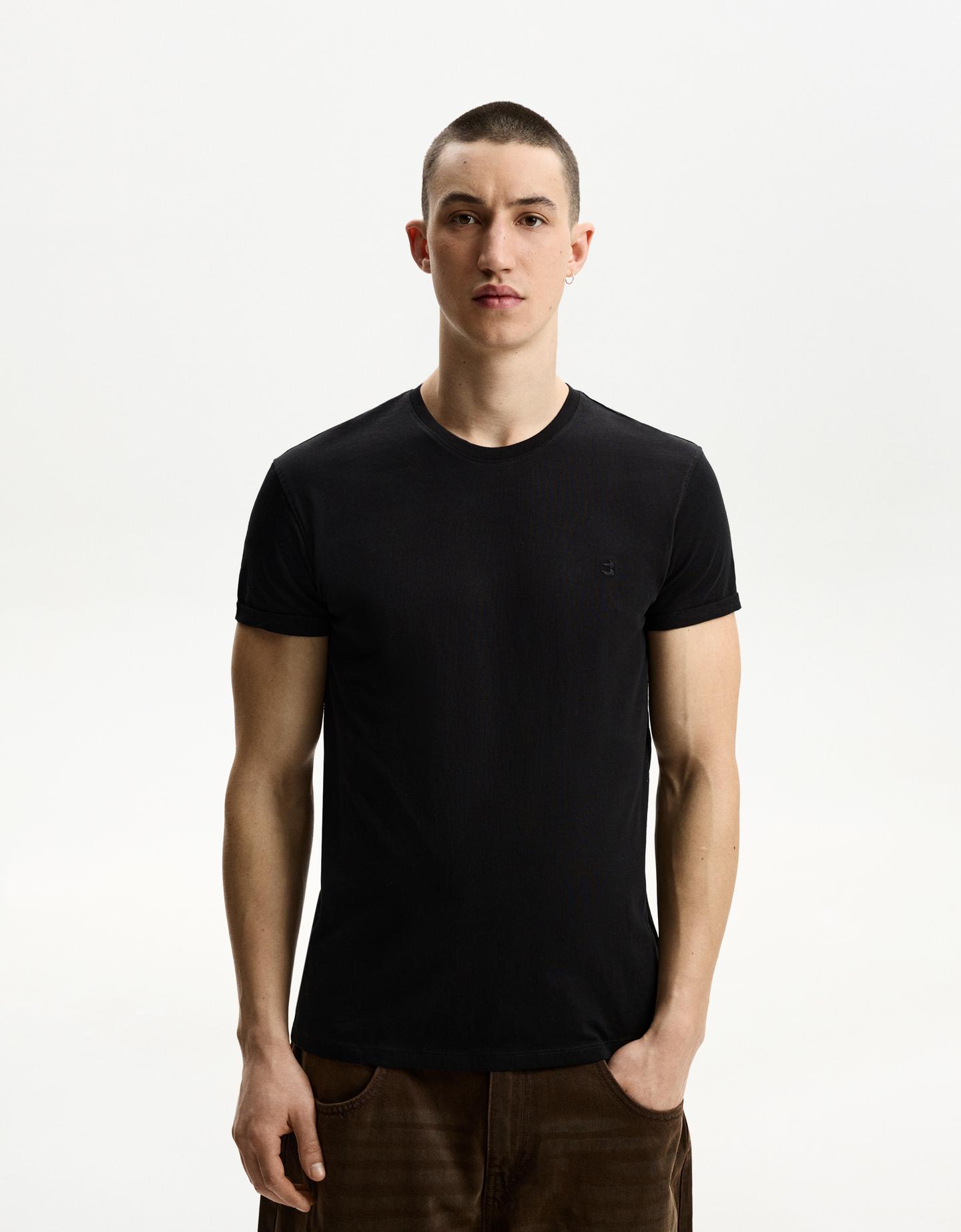 Bershka koszulka z podwijanym krótkim rękawem i haftem czarny