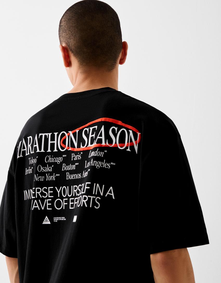 Camiseta manga curta boxy fit estampado-Negro-2