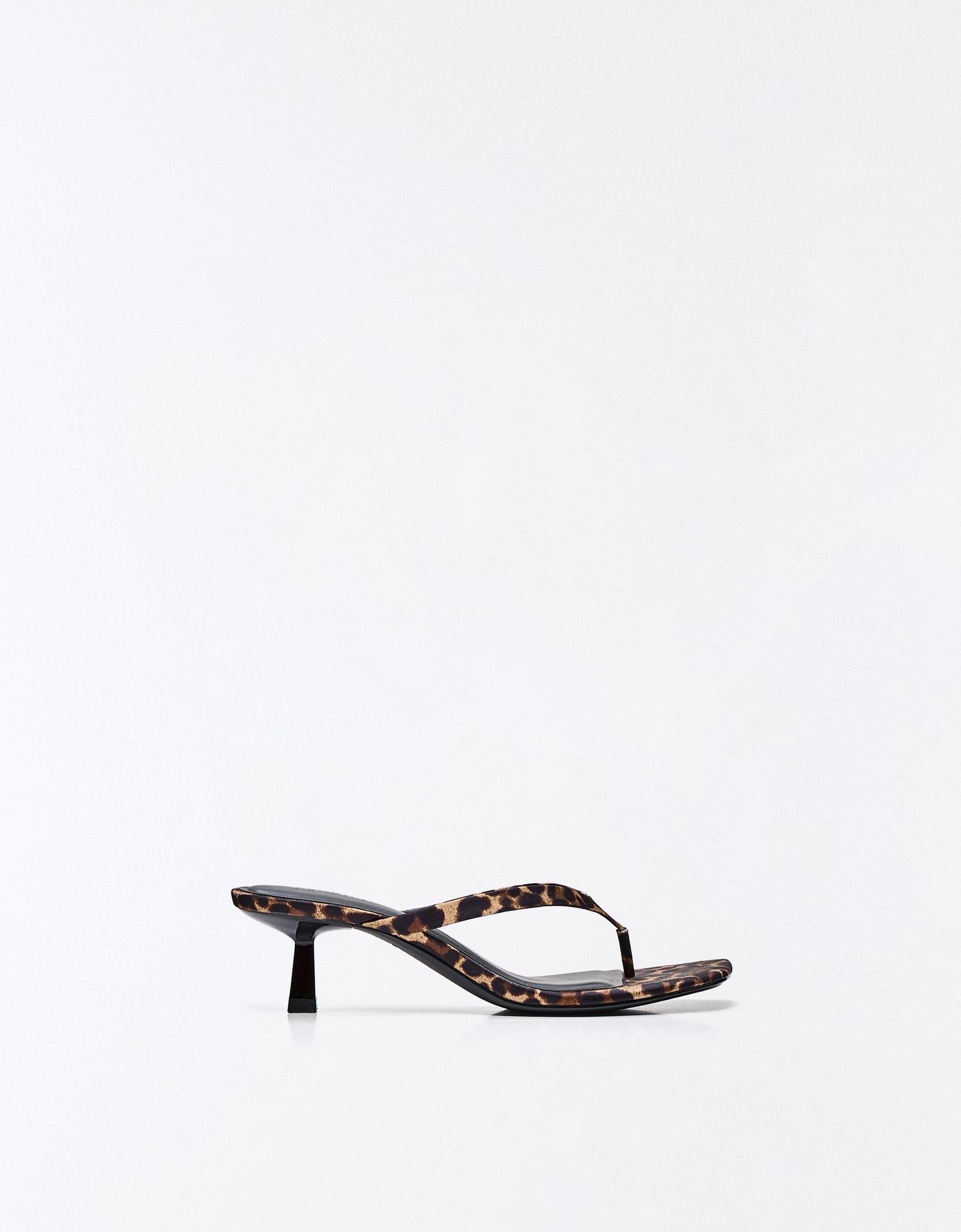Bershka sandały na obcasie typu thong leopard