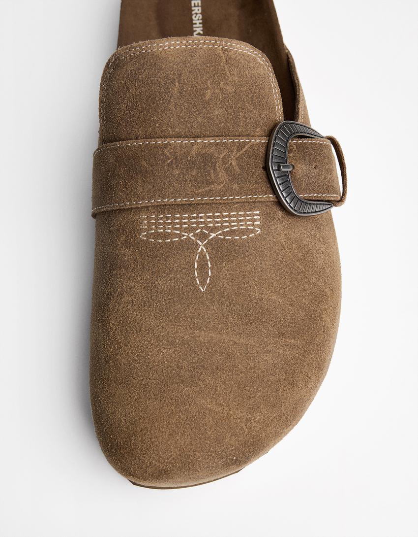 Clogs i SKIND med broderi og spænde-SANDFARVET