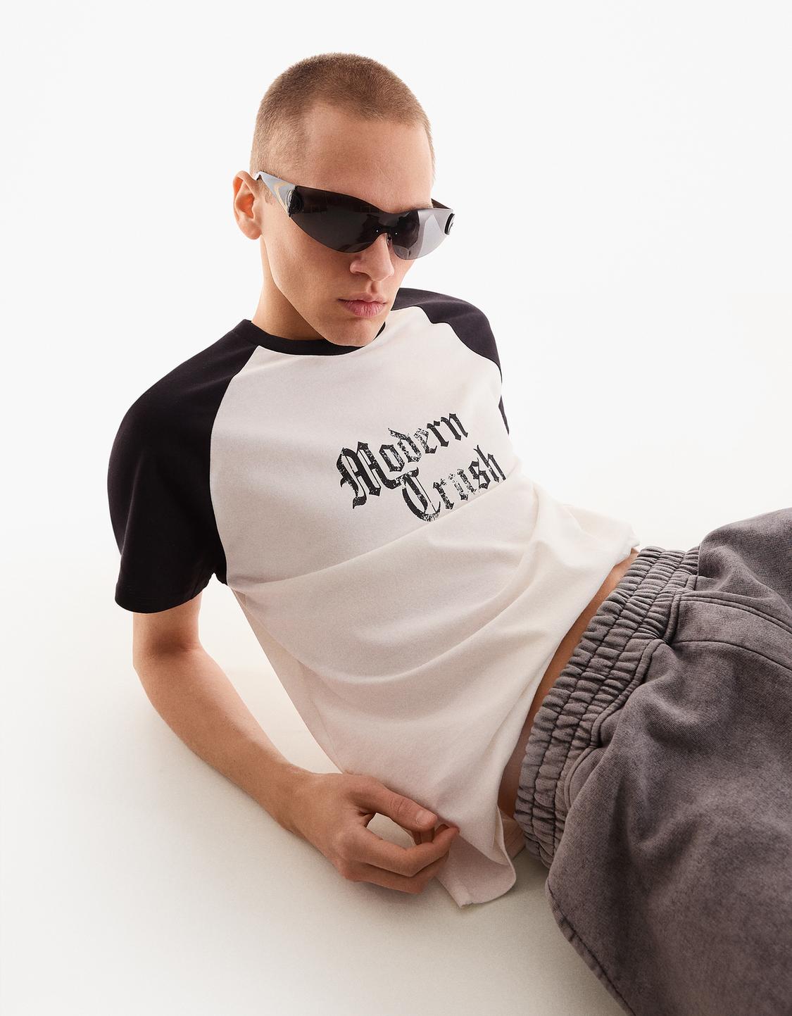 Short sleeve T-shirt with contrast print