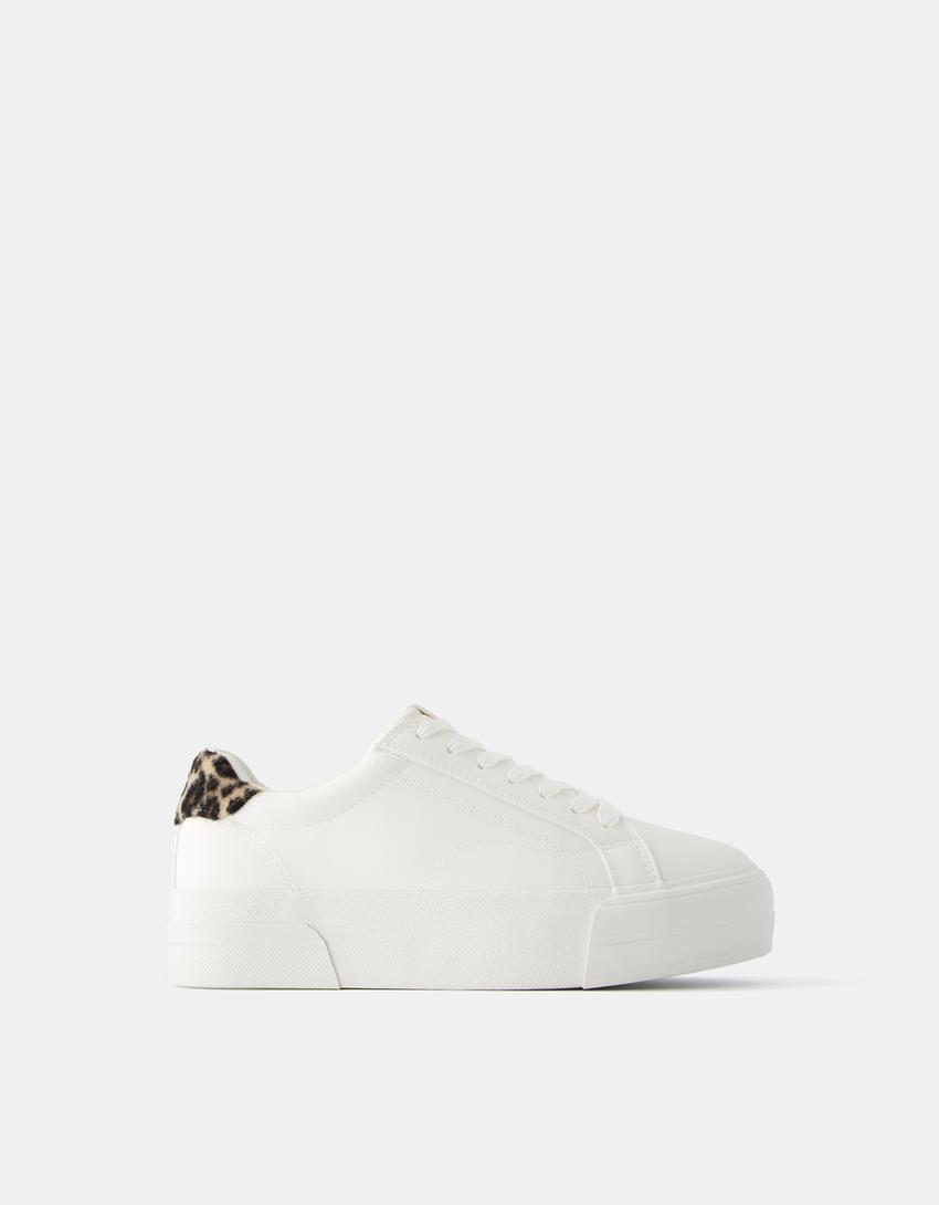 حذاء رياضي بطبعة حيوانية وتفصيل شريط-أبيض