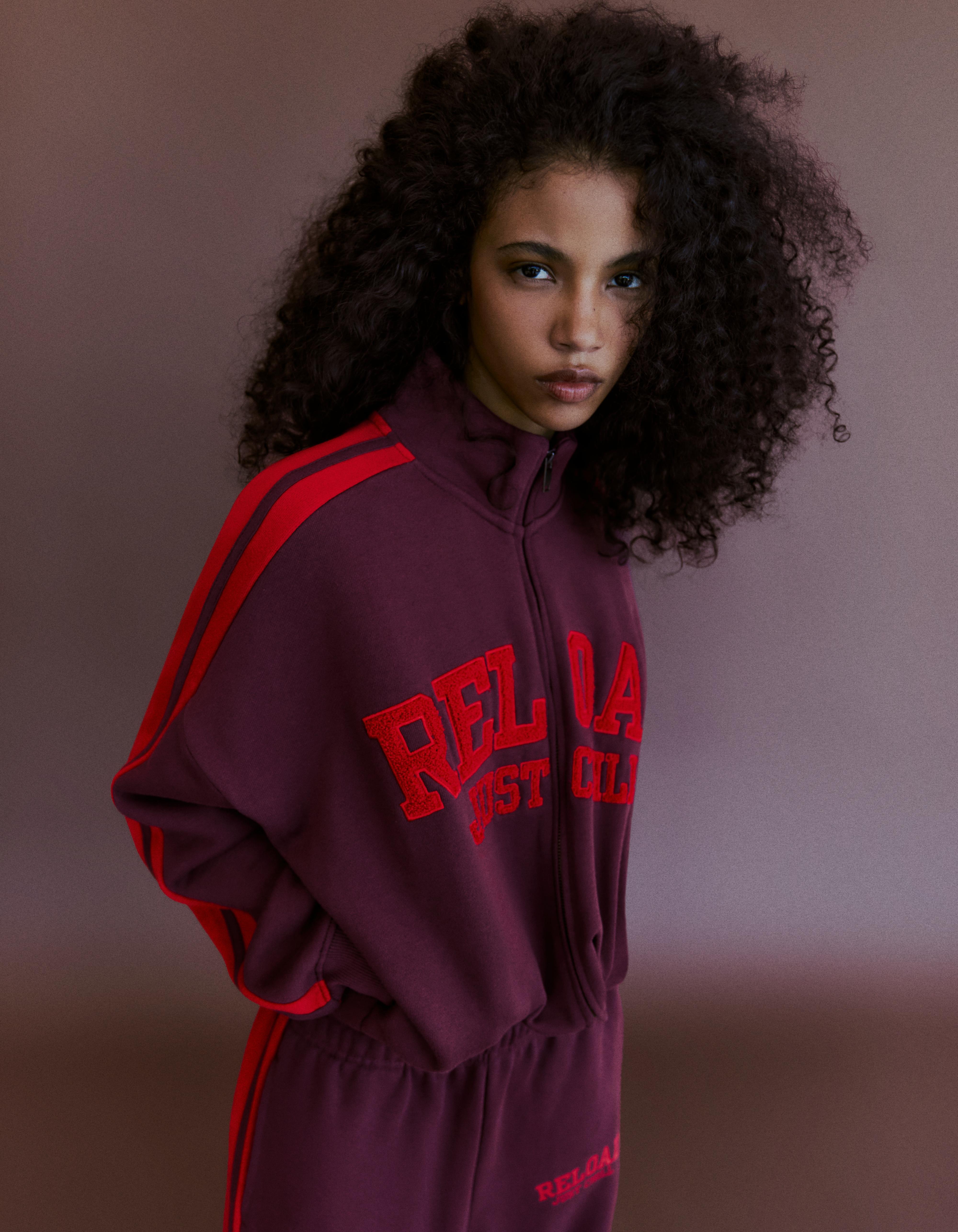 Bershka Bluza Z Dzianiny Dresowej Z Suwakiem I Naszywką Kobieta Bordowy