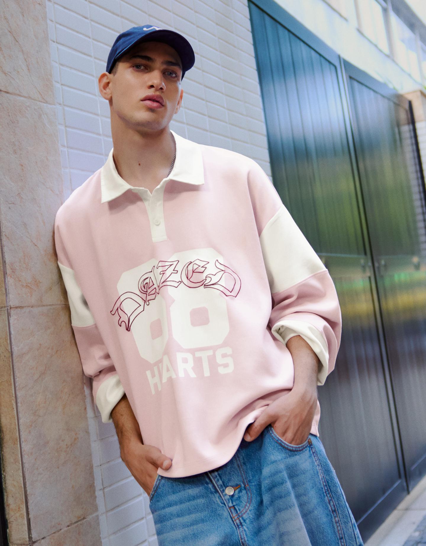 Bershka bluza polo z długim rękawem i nadrukiem różowy