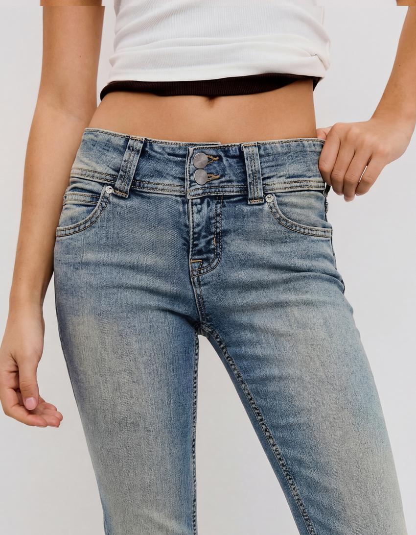 Jeansy bootcut z niskim stanem i klapami-Wyblakły niebieski