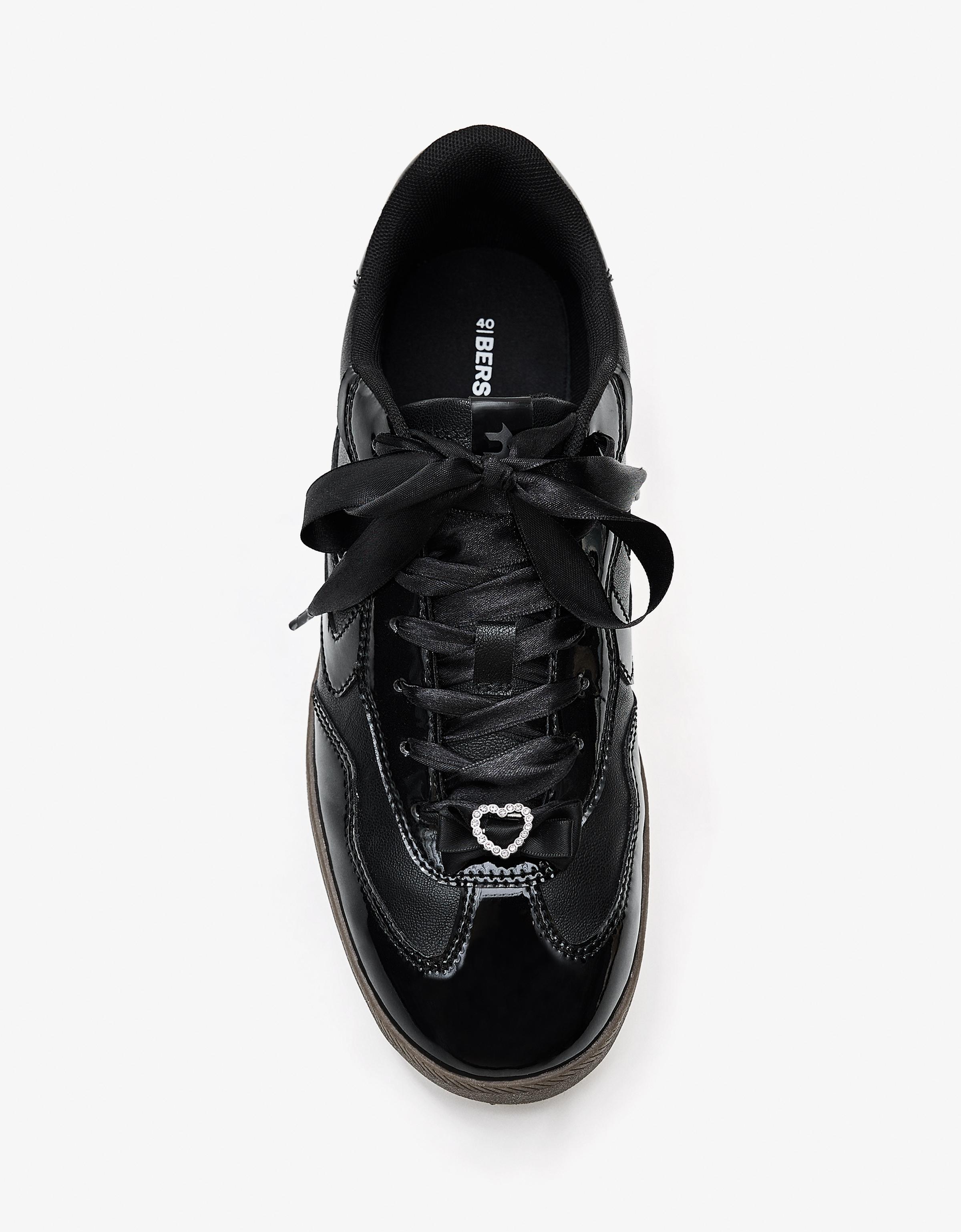 Retro trainers with charms