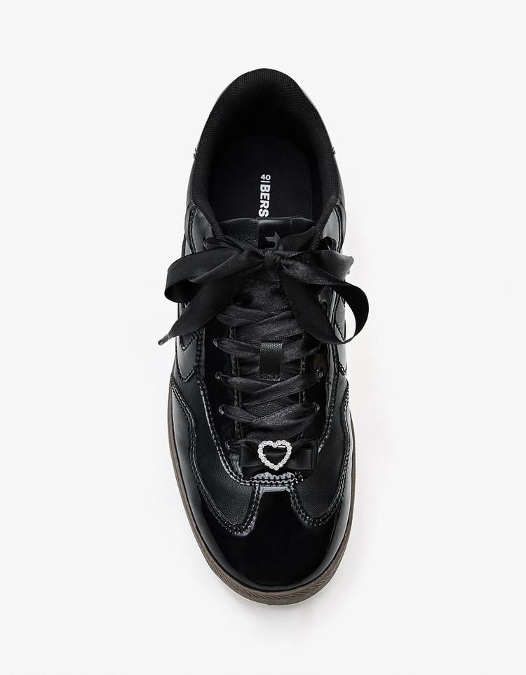 Charm detaylı retro spor ayakkabı