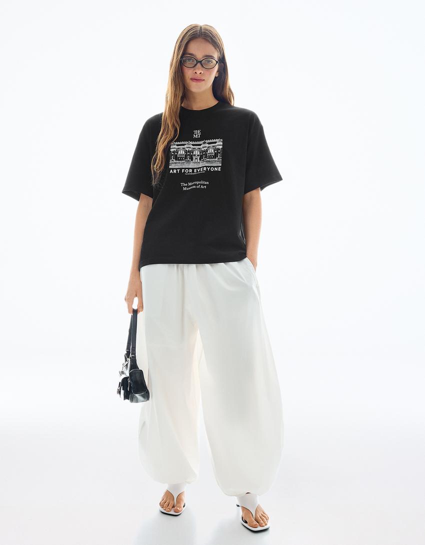 Tričko s krátkym rukávom The Met s potlačou-Čierna