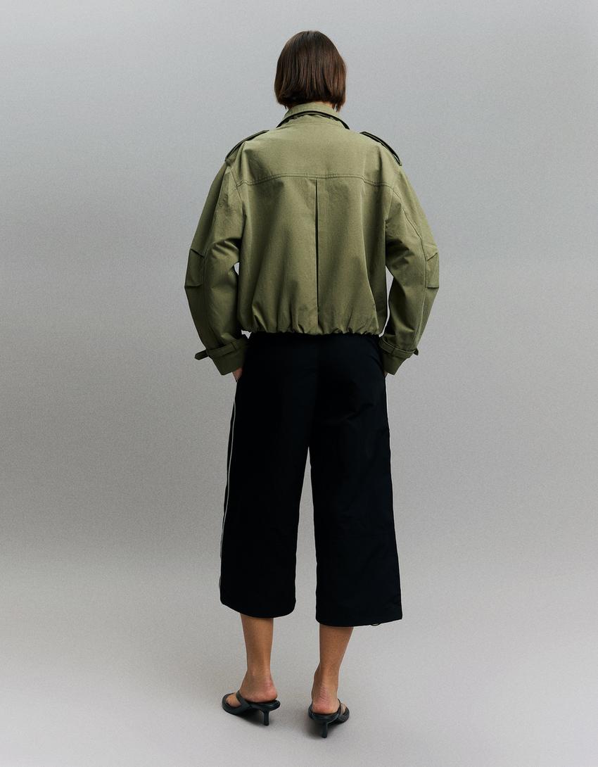 Capri hlače od tehničke tkanine sa stoperima-Crna