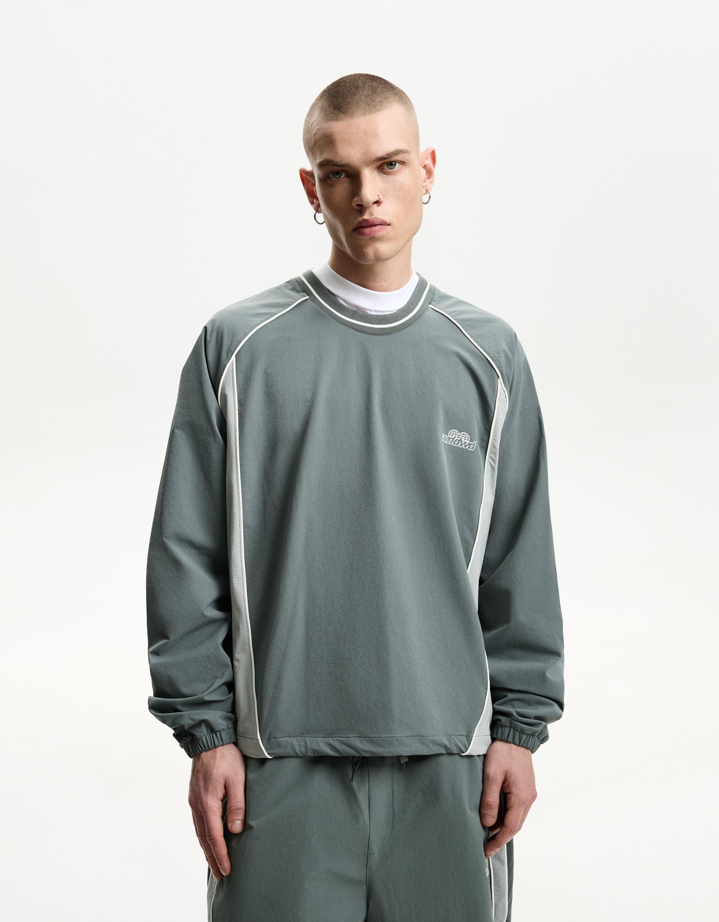 Bershka Sportliches Langarmshirt Aus Funktionsstoff Im Retro-Stil Mit Langen Ärmeln Herren S Grün