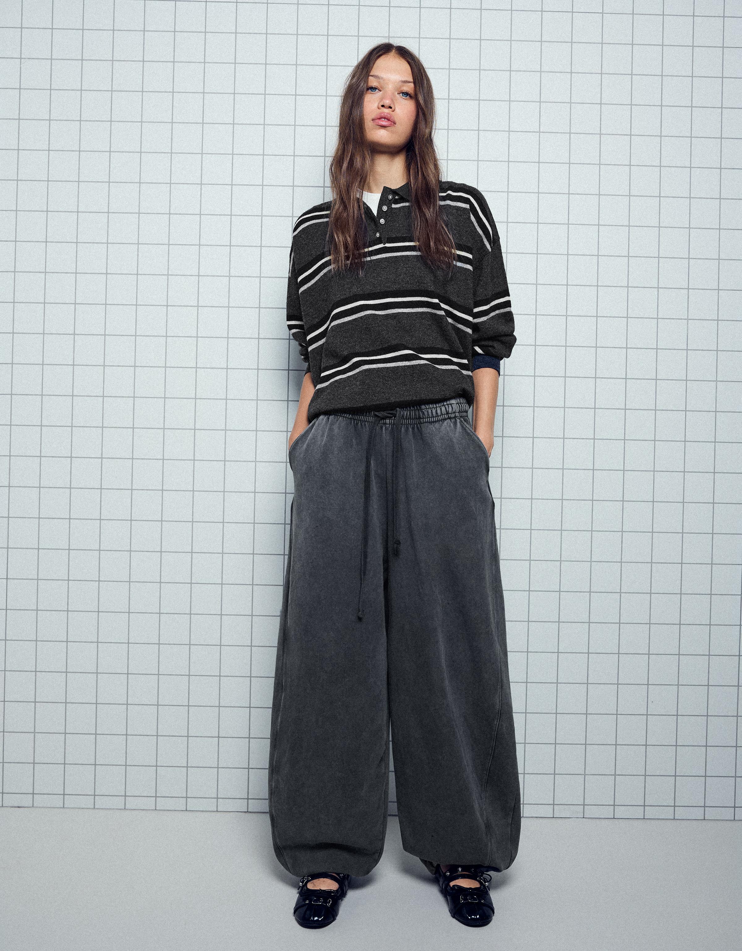 Bershka Spodnie O Kroju Barrel Z Dzianiny Dresowej Ze Stoperami Kobieta Szary