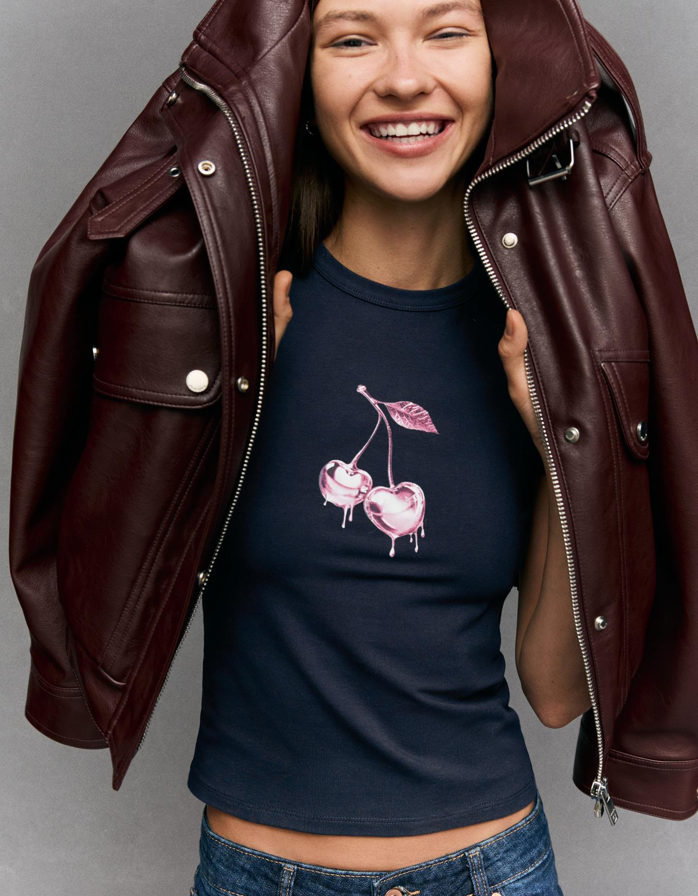 Bershka koszulka z krótkim rękawem i nadrukiem granatowy