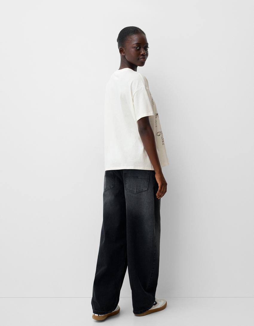 تيشرت بأكمام قصيرة وطبعة-أبيض مطفي-1