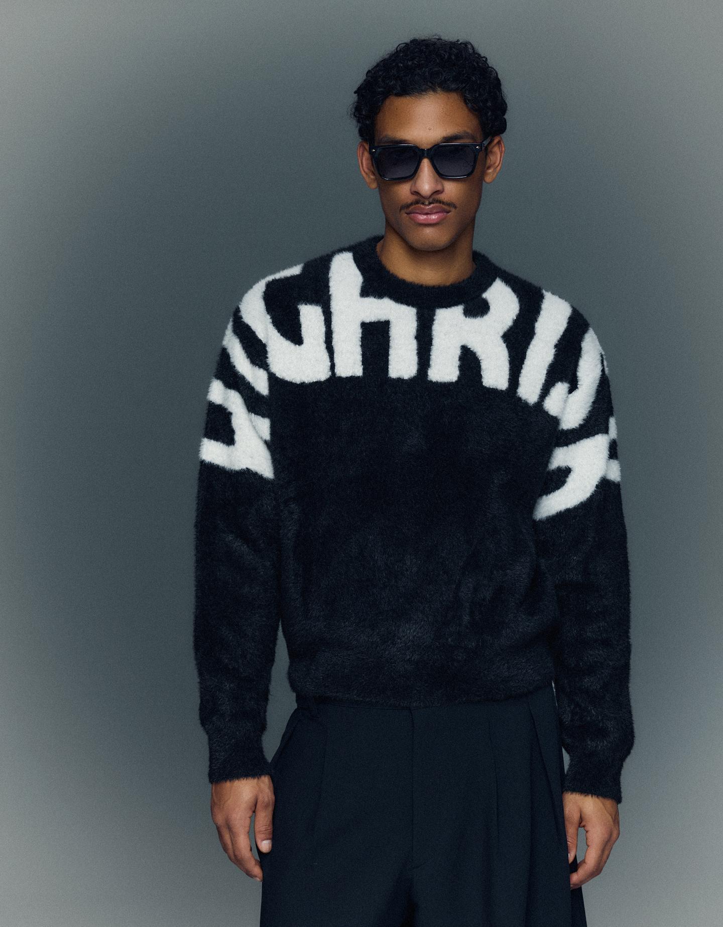 Bershka sweter z efektem futra z nadrukiem czarny