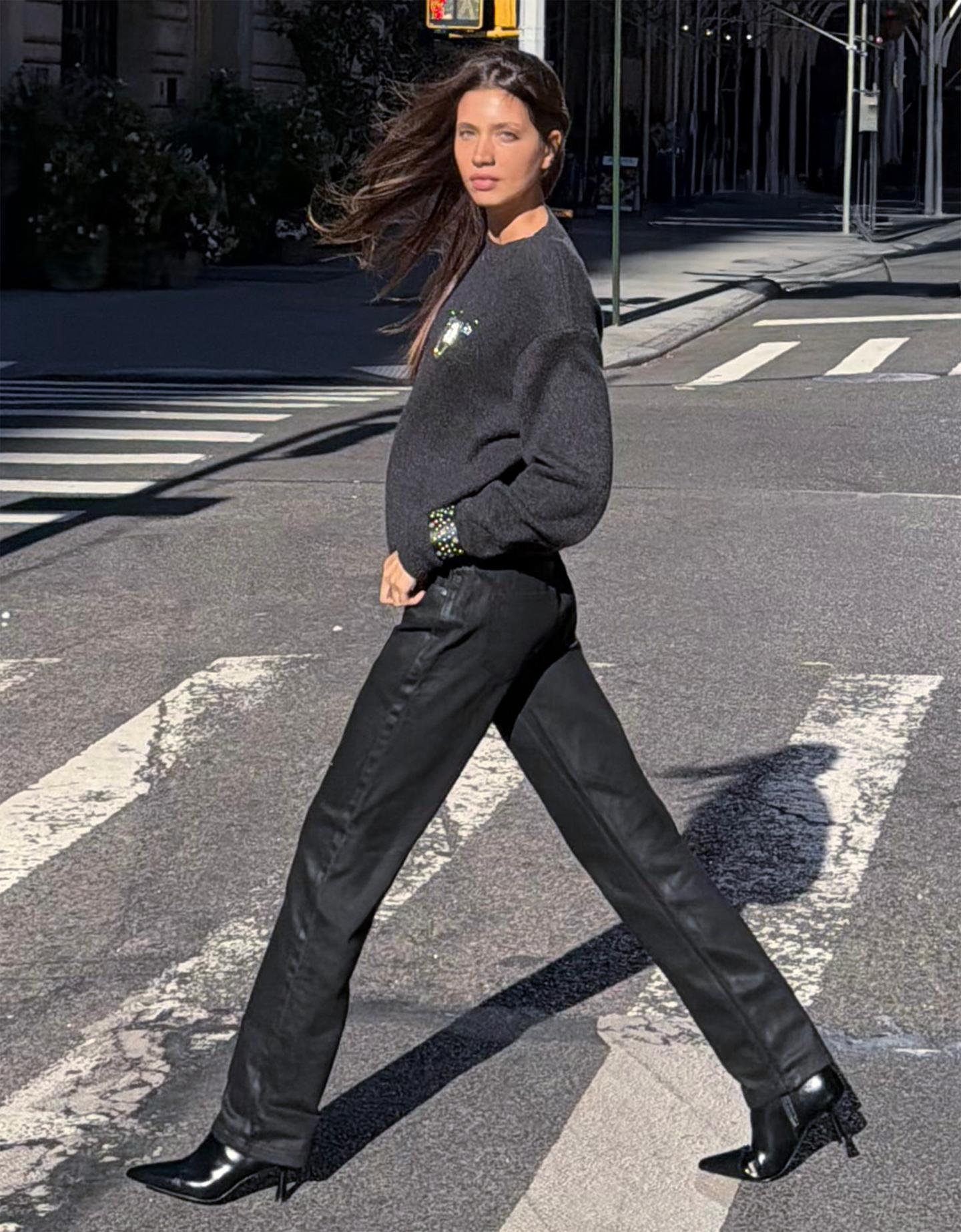 Bershka jeansy o kroju straight z powłoką czarny