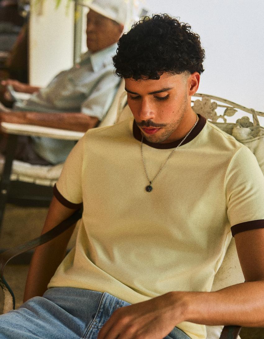 Camiseta manga curta com contraste na barra-Amarelo