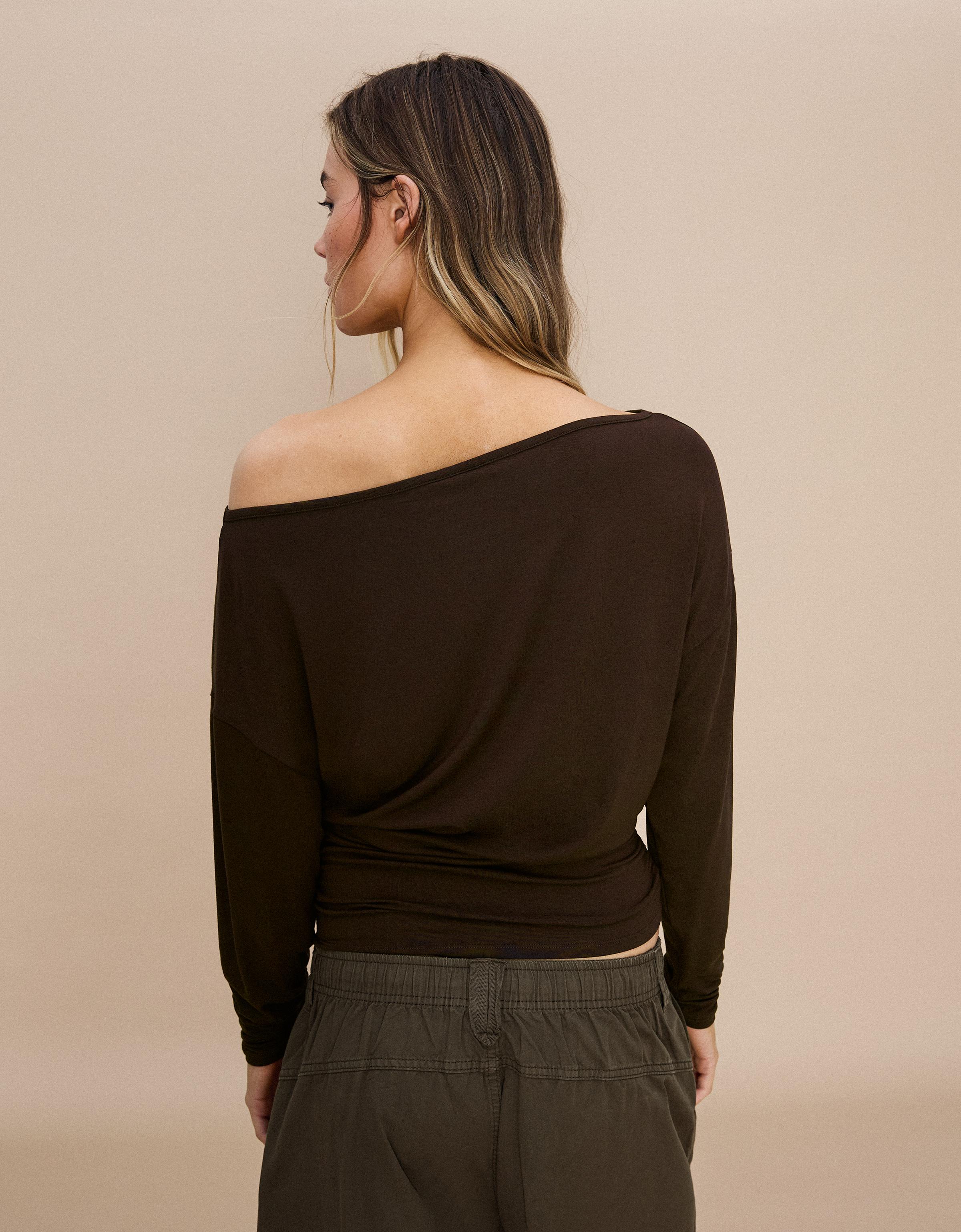 Asymmetric neck long-sleeved T-shirt — Brown