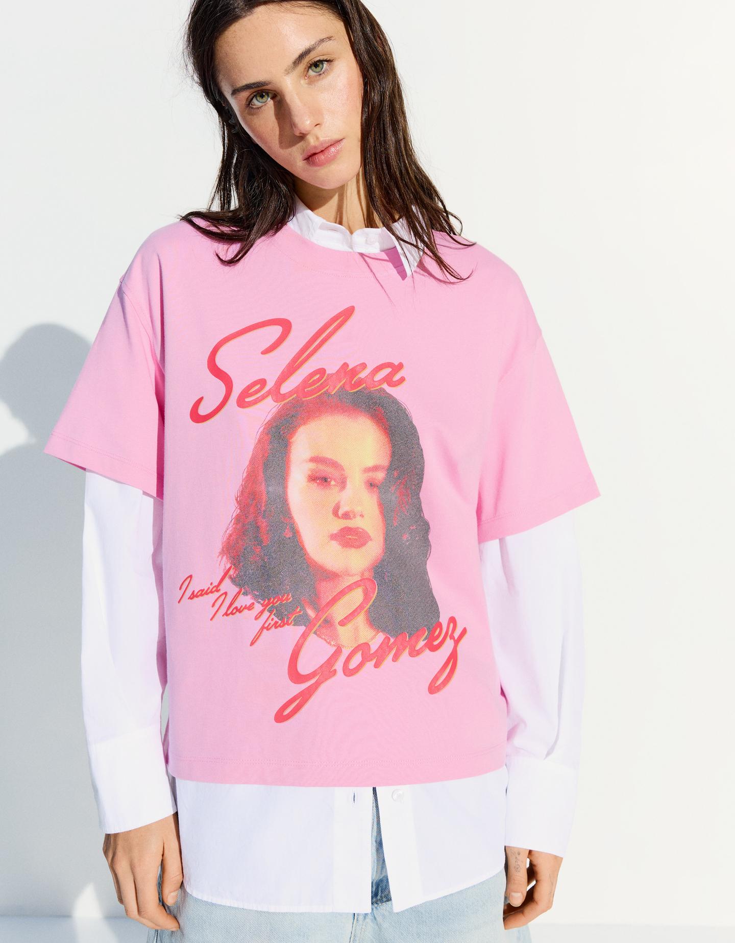Bershka koszulka selena gomez z krótkim rękawem i nadrukiem różowy
