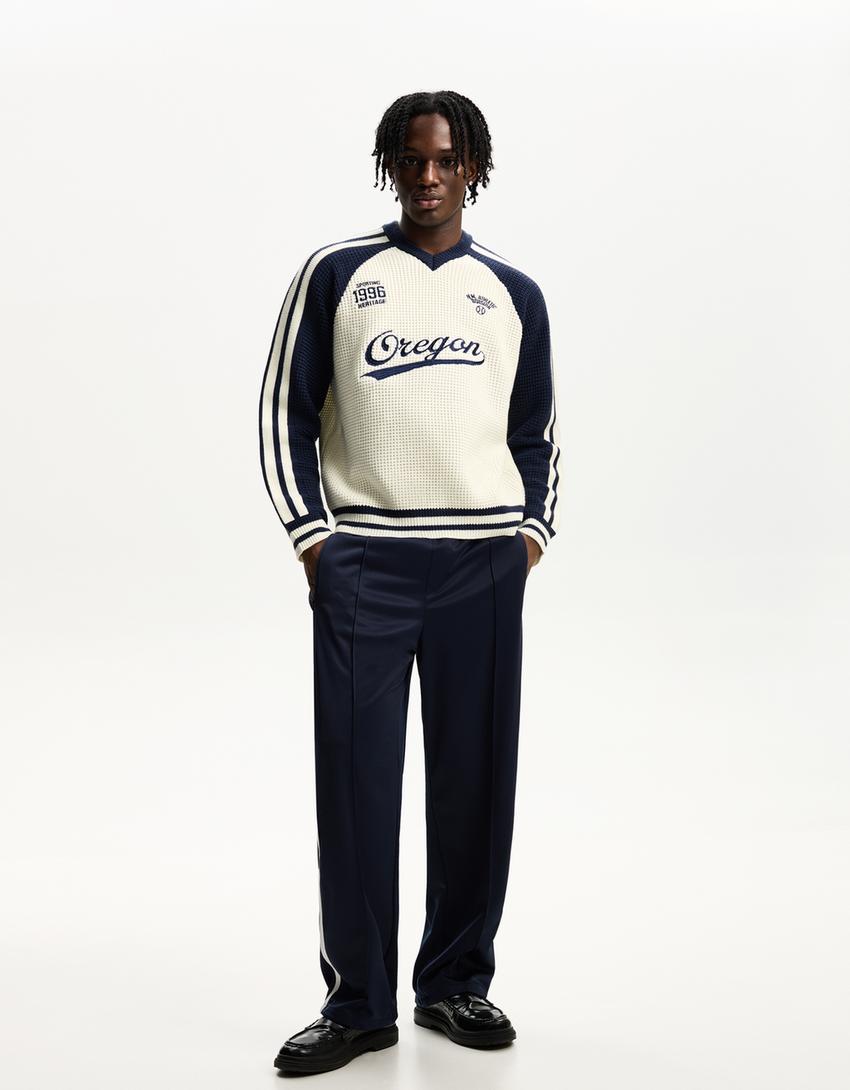 Sweter w stylu retro z fakturą i nadrukiem sportowym-Biały złamany-2