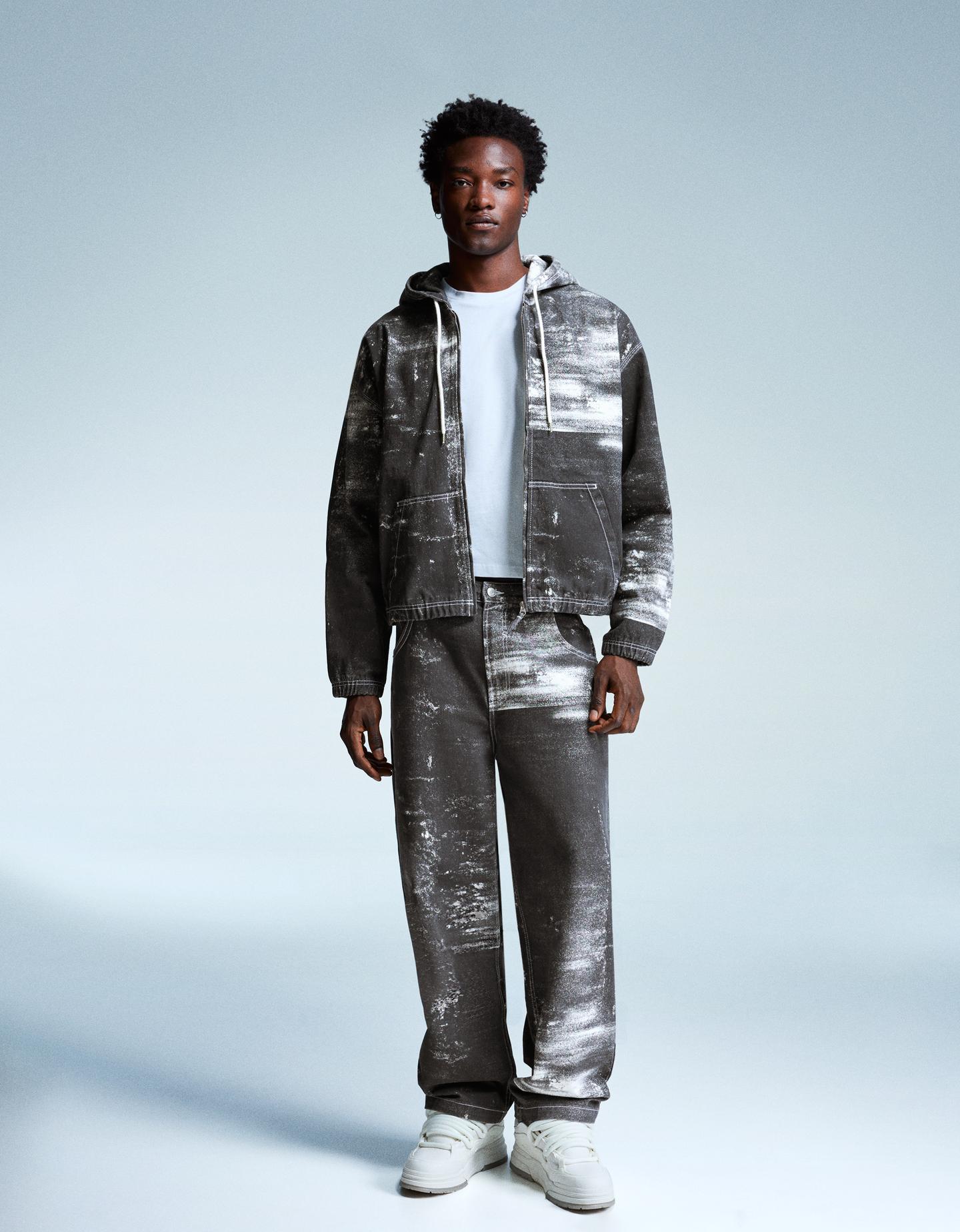 Bershka jeansy o kroju super baggy z nadrukiem czarny