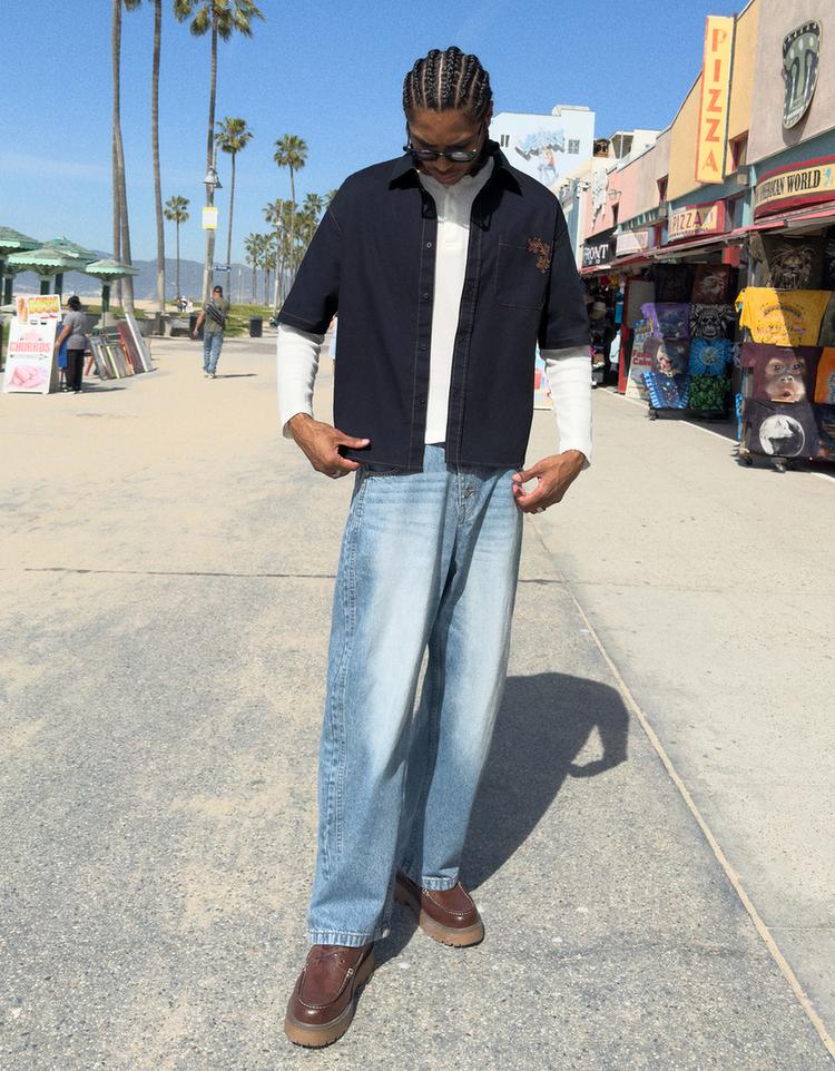 Kısa kollu oversize nakışlı gömlek