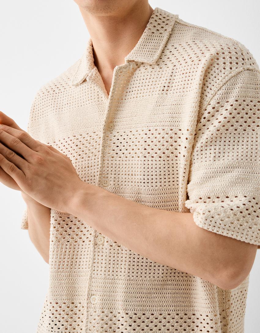 قميص ريفي بقصّة مربعة وأكمام قصيرة وتخريمات-رملي-5