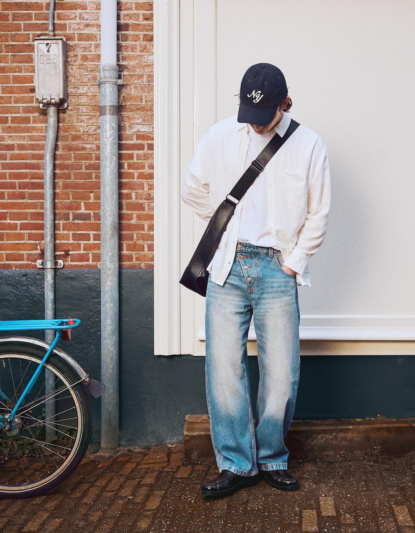 Bershka jeansy o kroju barrel z krzyżującymi się guzikami wyblakły niebieski